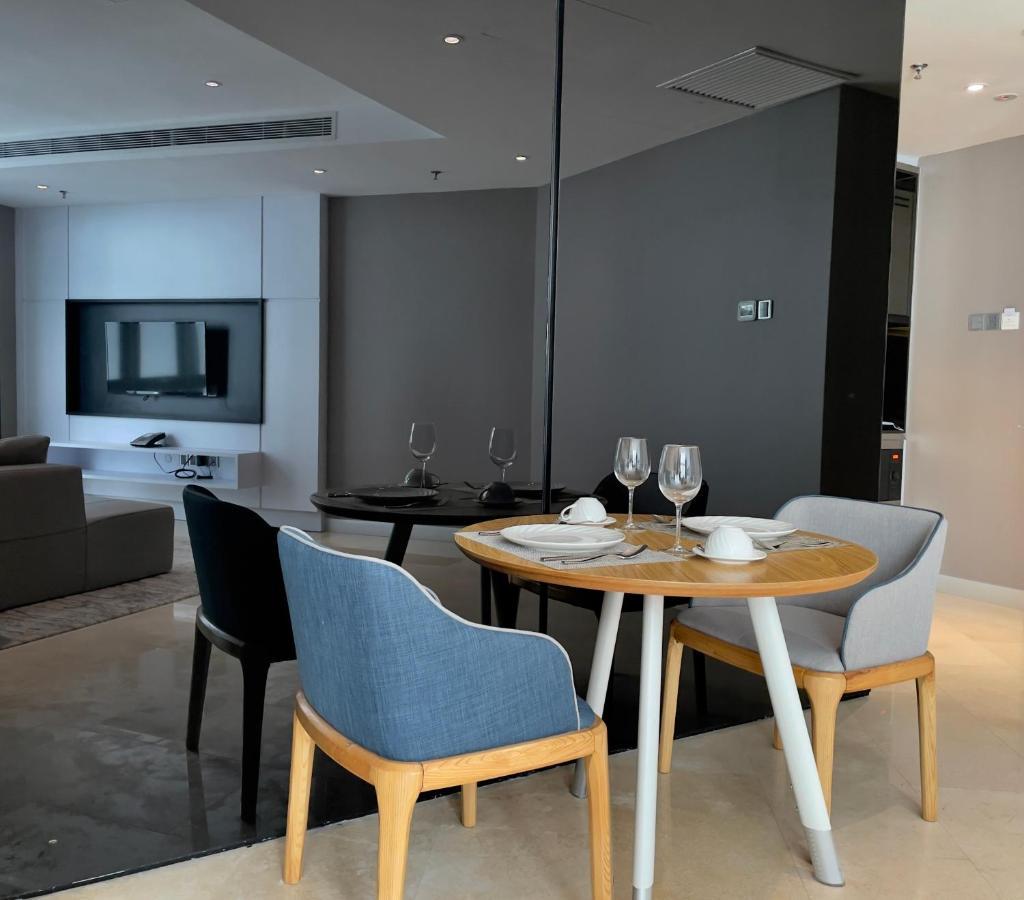 ホテル フレイザー プレイス プテリ ハーバー ヌサジャヤ エクステリア 写真 A dining room in a condominium