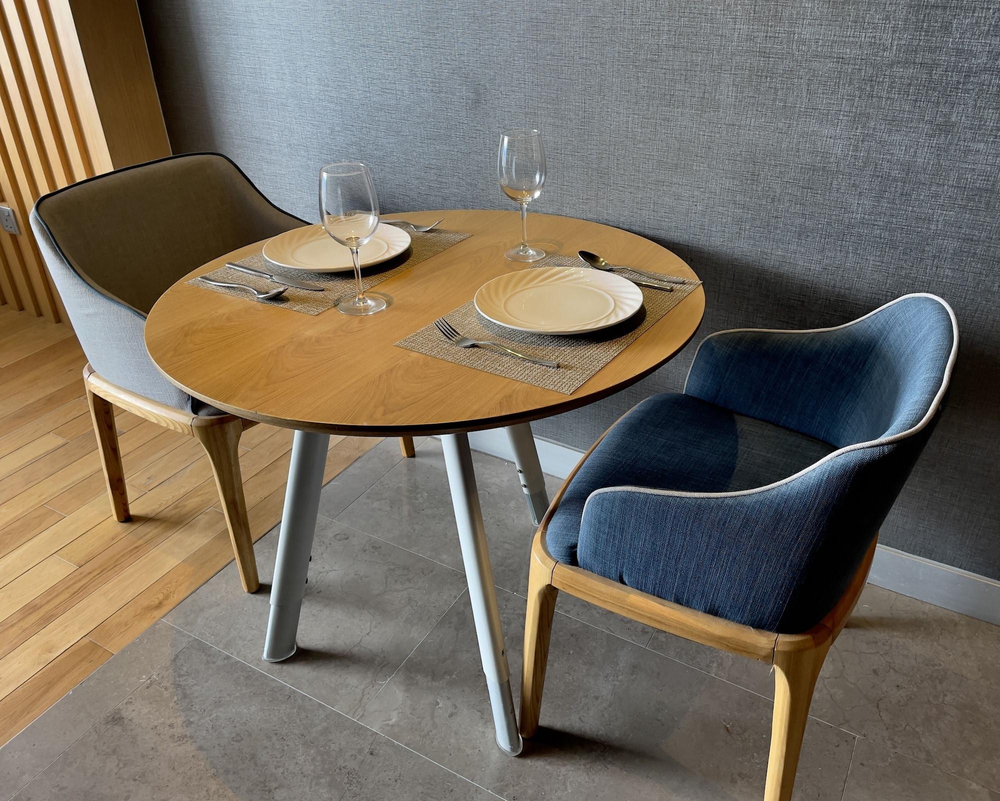 ホテル フレイザー プレイス プテリ ハーバー ヌサジャヤ エクステリア 写真 A table and two chairs